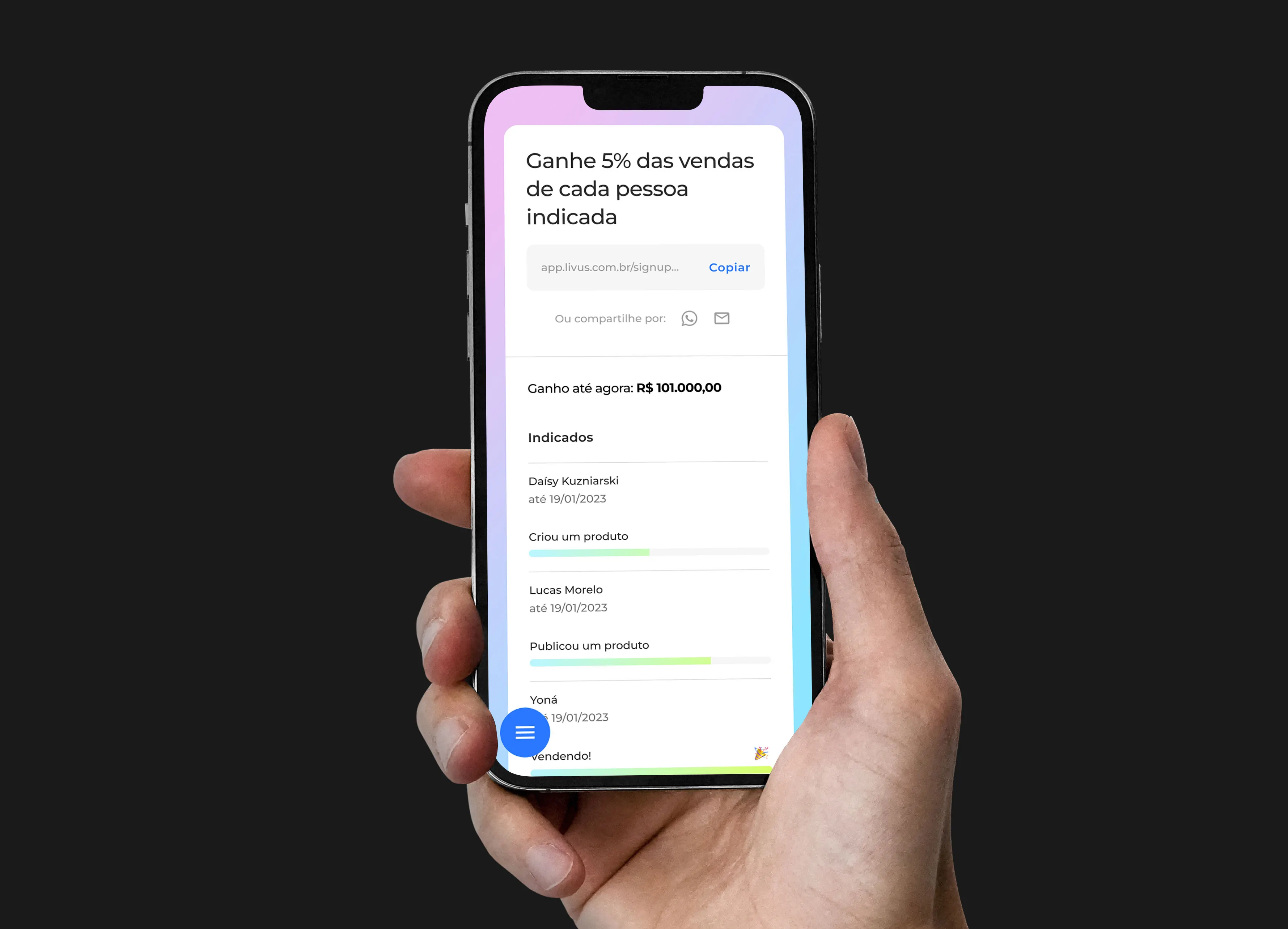 A hand holding a phone showing the Livus referral screen, "Ganhe 5% das vendas de cada pessoa indicada", with a copyable signup link and progress bars for each referred creator.
